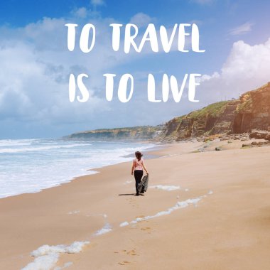 Seyahat etmek, seyahat etmek yaşamak demektir. Yaz tatili mutluluğu kaygısız neşeli kadın kumsalda durup tropikal plajın tadını çıkarıyor. Okyanus kıyısında yalnız bir gezgin