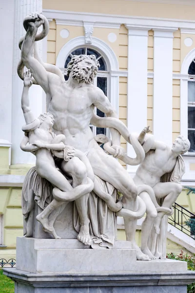 老茧和他儿子的雕像 老茧集团 巨大的大理石雕塑 敖德萨市公园考古博物馆附近的雕像 — 图库照片