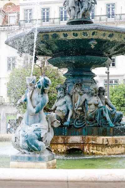 美人鱼和年轻人的雕塑在喷泉里葡萄牙里斯本 — 图库照片