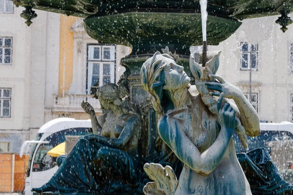 Çeşmedeki Denizkızlarının Gençlerin Heykelleri Lizbon Portekiz — Stok fotoğraf