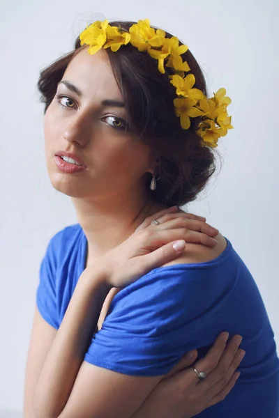 Vacker Ung Kvinna Med Blommor Håret — Stockfoto