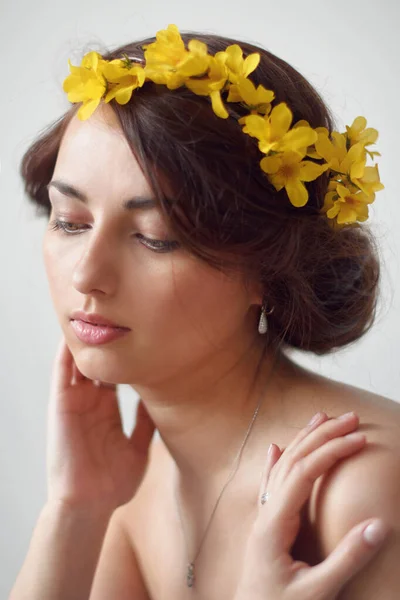 Naked Young Woman Flowers Her Hair — Stock Photo, Image