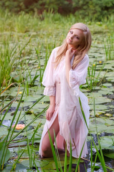 水の若い女性の美しさの肖像画 蓮と睡蓮の間の湖で穏やかなメイクの女の子 アウトドアファッション写真 — ストック写真