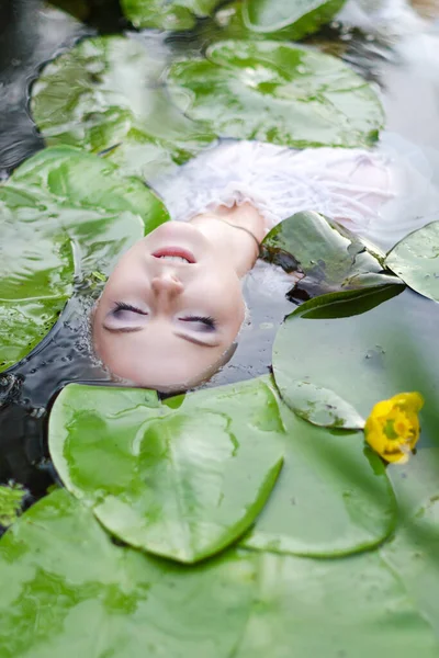 Young Woman Beauty Portrait Water Girl Gentle Makeup Lake Lotuses — Stock Photo, Image