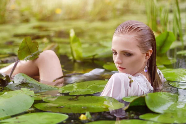 Young Woman Beauty Portrait Water Girl Gentle Makeup Lake Lotuses — Stock Photo, Image