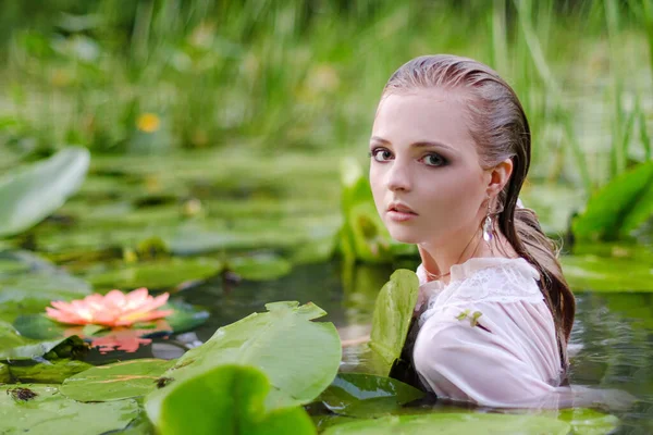 Mujer Joven Retrato Belleza Agua Chica Con Maquillaje Suave Lago — Foto de Stock