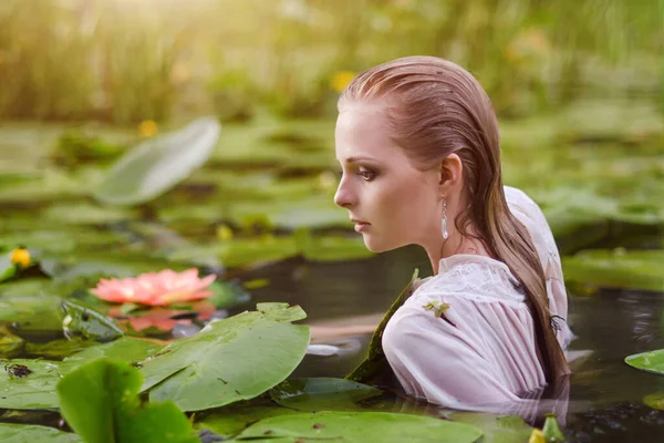 여성의 아름다운 초상화 있습니다 호수에서 장미와 사이에 부드러운 화장을 — 스톡 사진