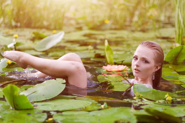 Young Woman Beauty Portrait Water Girl Gentle Makeup Lake Lotuses — Stock Photo, Image
