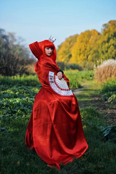 Retrato Romántico Mujer Pelirroja Vestido Rojo Brillante Con Abanico Hecho — Foto de Stock