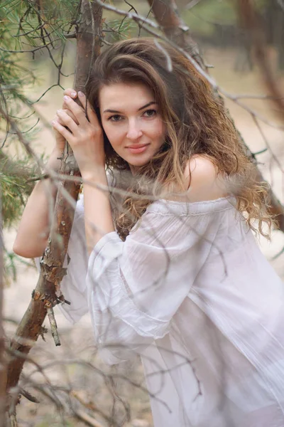 Jonge Mooie Vrouw Het Bos — Stockfoto