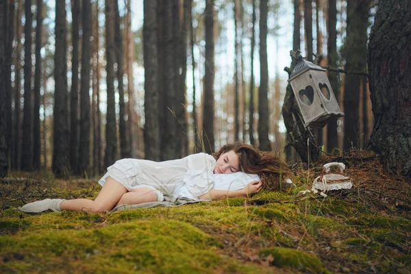 Ung Vacker Kvinna Skogen Med Lykta — Stockfoto