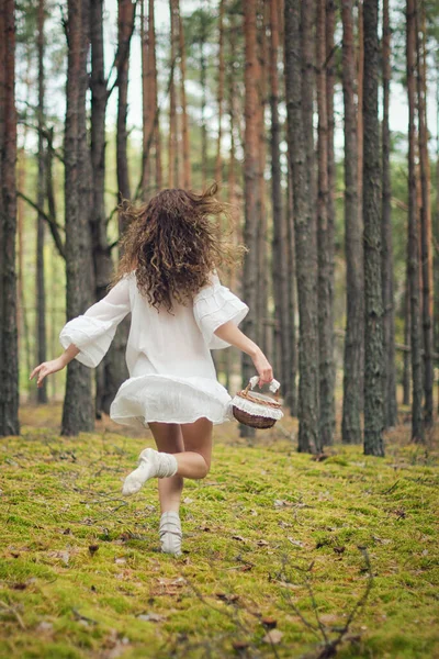 Jeune Belle Femme Dans Forêt — Photo