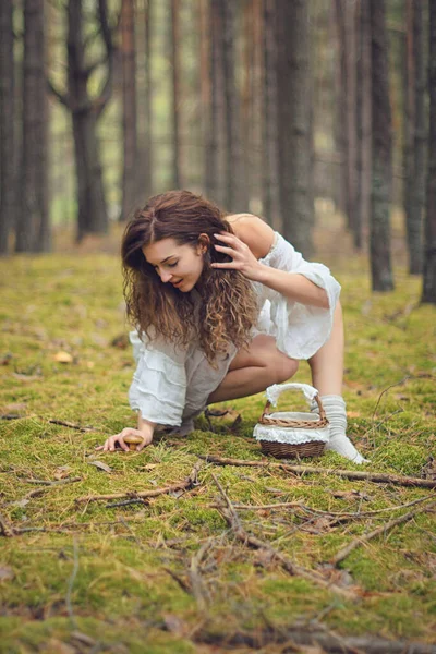 Ung Vacker Kvinna Skogen — Stockfoto