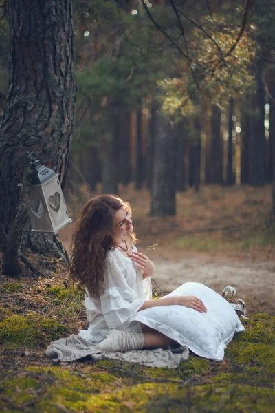 Ung Vacker Kvinna Skogen Med Lykta — Stockfoto
