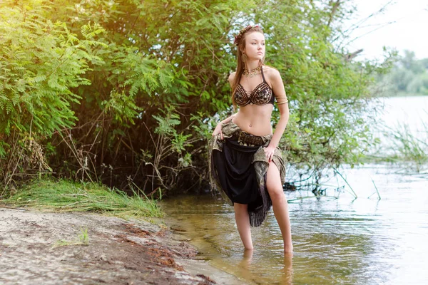 Mladá Žena Kmenová Americká Tanečnice Dívka Tančí Pózuje Pláži Kostýmu — Stock fotografie