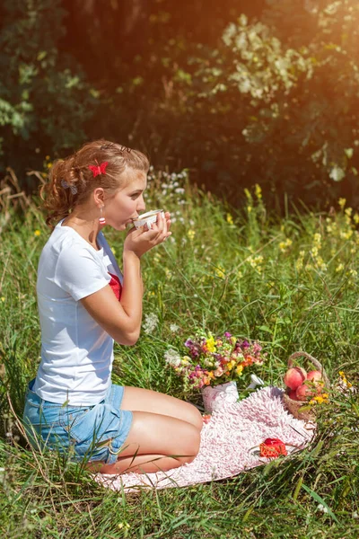 Piękna Młoda Kobieta Pikniku Słoneczny Wiosenny Dzień Parku Pijąc Herbatę — Zdjęcie stockowe