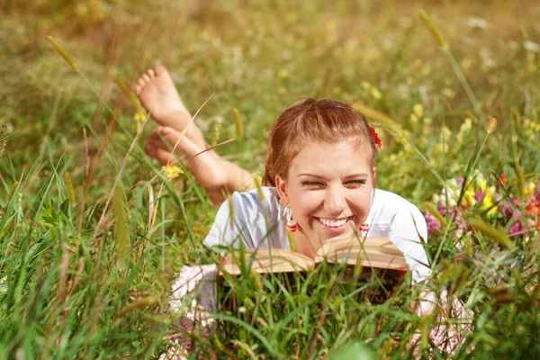Красивая Молодая Студентка Читает Книгу Лежащую Траве Красивая Девушка Улице — стоковое фото
