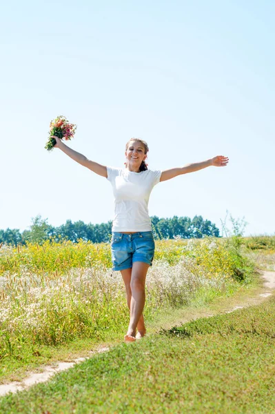 Pretty Young Woman Bouquet Wild Flowers Outdoors Beautiful Blonde Girl — Stock Photo, Image