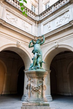 Fransa, Lyon Güzel Sanatlar Müzesi 'nde heykel. Palais Saint-Pierre parkındaki heykeller.