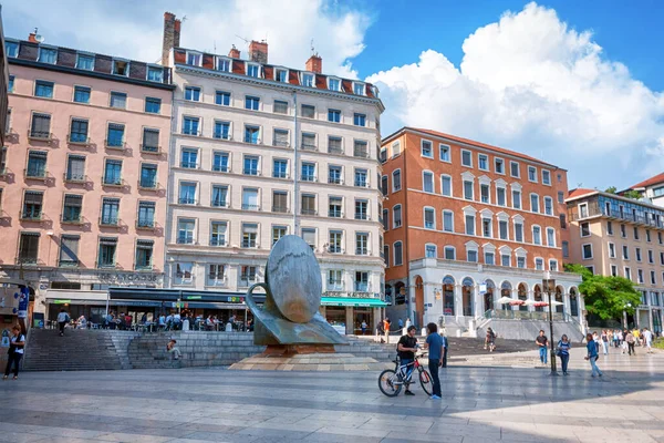 フランス リヨン 5月19日 オペラと噴水の彫刻の近くのルイ プラデル広場 — ストック写真