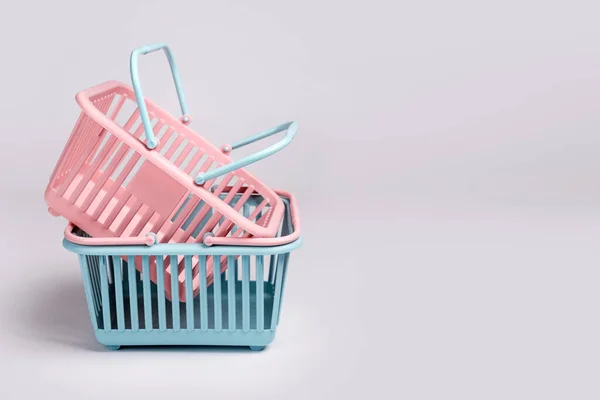 Cestas Compra Plástico Colores Cestas Vacías Supermercado Rosas Azules Sobre —  Fotos de Stock