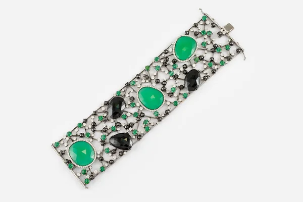 Fashion Bracelet Diamonds Emerald Natural Gem Stones Gray Background Green — Stock Photo, Image