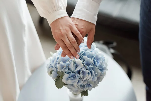 Wedding Couple Holding Hands Wedding Bouquet Love Marriage Concept — Stock Photo, Image