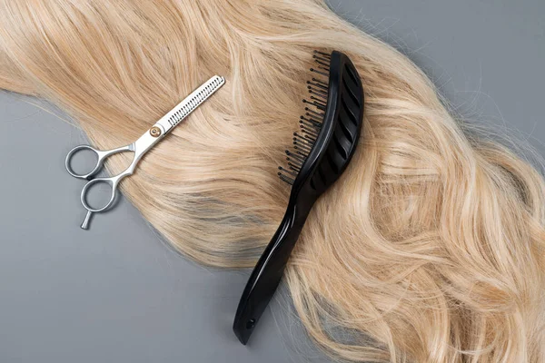 Hairdresser Professional Thinning Scissors Shears Hairbrush Blonde Hair Grey Background — Stockfoto