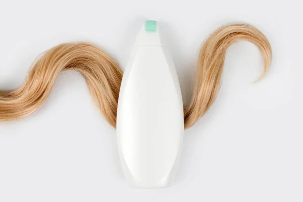 Şampuan Saç Kremi Şişesi Arka Planda Izole Edilmiş Kıvırcık Sarı — Stok fotoğraf