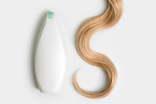Shampoo Oder Conditioner Flasche Und Schloss Der Lockigen Blonden Haare — Stockfoto