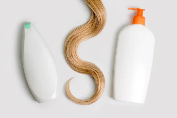 Shampoo Conditioner Bottles Lock Curly Blonde Hair Isolated Light Background — Stock Photo, Image