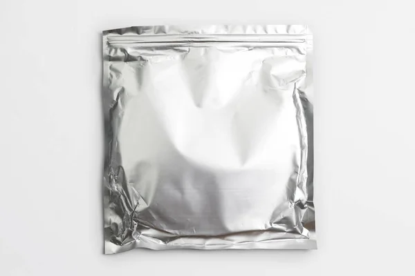 白い背景に孤立箔バッグパッケージ シルバーアルミ金属箔Doypack ジッパー付き包装ポーチ — ストック写真