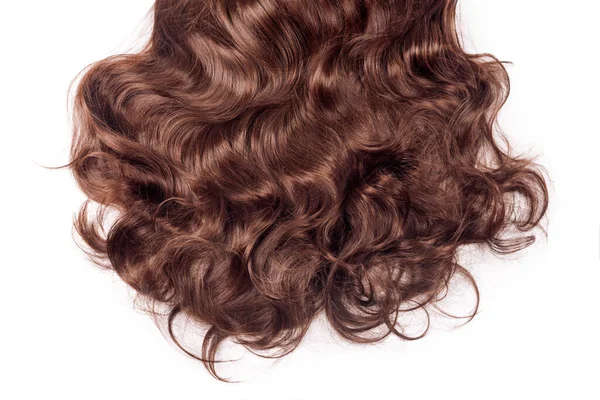 棕色头发的质感长长的卷曲浅棕色头发 与白色隔离在一起 材料和化妆品 理发店里的发型 发型或奄奄一息 — 图库照片