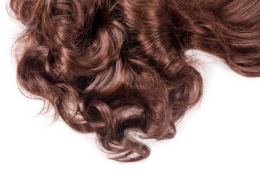 Kahverengi saç dokusu. Dalgalı, uzun kıvırcık, açık kahverengi saçlar, beyaza yakın. Saç eklentileri, malzemeler ve kozmetik ürünler, saç bakımı, peruk. Kuaförde saç stili, saç kesimi ya da ölüm.