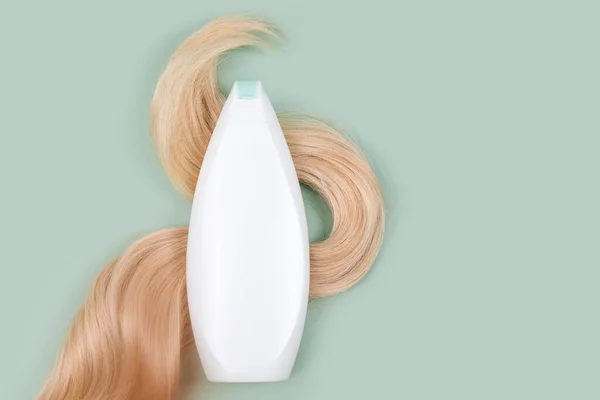 Shampoo Conditioner Fles Verpakt Slot Van Krullend Blond Haar Lichte — Stockfoto