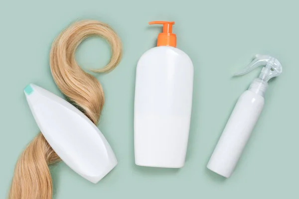 Shampoo Verpakt Lock Van Krullend Blond Haar Conditioner Fles Haar — Stockfoto