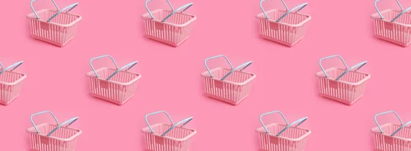 Μοτίβο με ροζ πλαστικό καλάθι αγορών σε ροζ παστέλ φόντο. Δημιουργικός μινιμαλιστικός σχεδιασμός. Μαύρη Παρασκευή, έκπτωση, διαφήμιση και πώληση. Μοντέρνο minimal design art για αφίσα, branding — Φωτογραφία Αρχείου