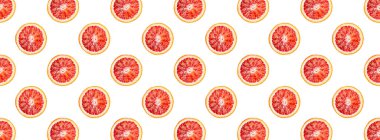 Banner, kanlı portakalların deseni beyaz arka planda kesilmiş ya da ikiye bölünmüş. Paket tasarımı için kırmızı portakal meyvesi.