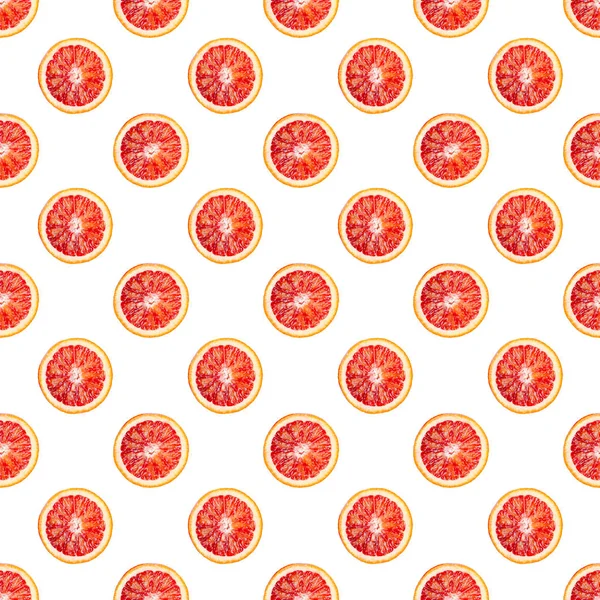 Patrón de naranjas ensangrentadas en rodajas o cortadas por la mitad aisladas sobre fondo blanco. Fruta naranja siciliana roja como elemento de diseño del paquete. —  Fotos de Stock