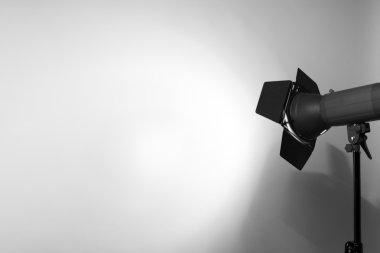 boş stüdyo arka plan ve el feneri açık gri