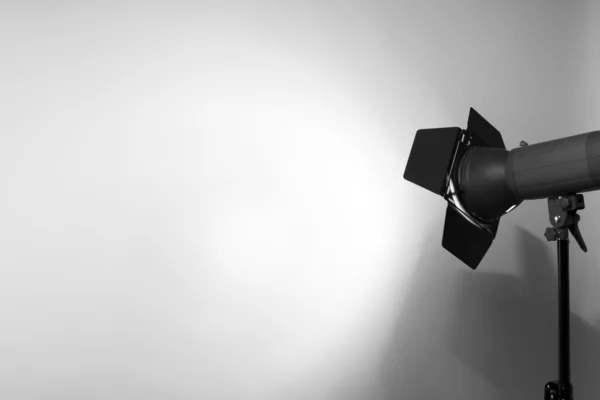 Lege studio achtergrond en zaklamp op lichtgrijs — Stockfoto