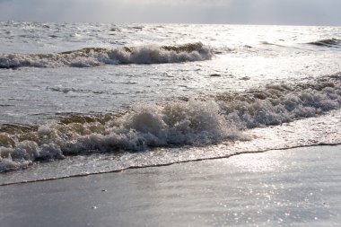 gün batımında deniz dalgaları. Karadeniz, Ukrayna