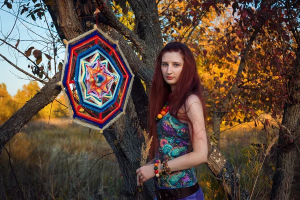 Modeporträt einer jungen Hippie-Frau, die im herbstlichen Feld spaziert. romantischer sonniger Abend — Stockfoto