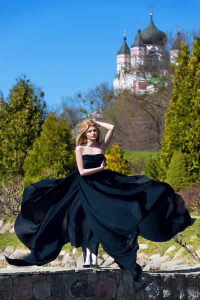 Kvinna i viftande klänning med flygande tyg — Stockfoto