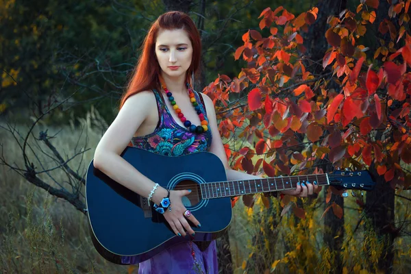 Fashion portrait of young hippie woman with guitar — Stock Photo, Image