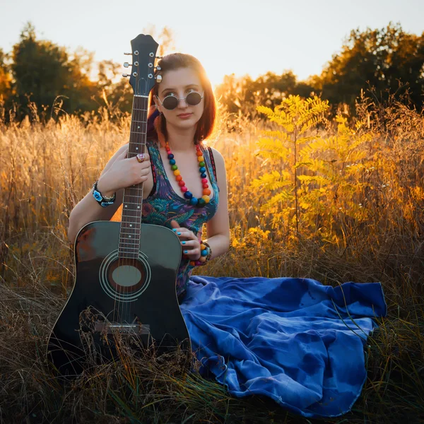 Fashion portrait of young hippie woman with guitar — Stock Photo, Image