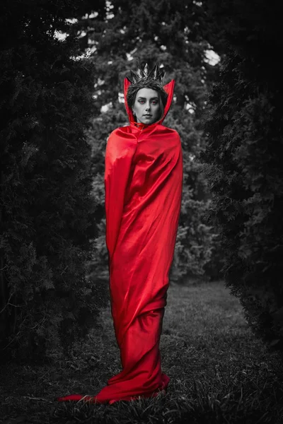 Vampire queen in the red cloak — Stock Photo, Image