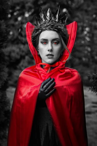 Vampire queen in the red cloak — Stock Photo, Image