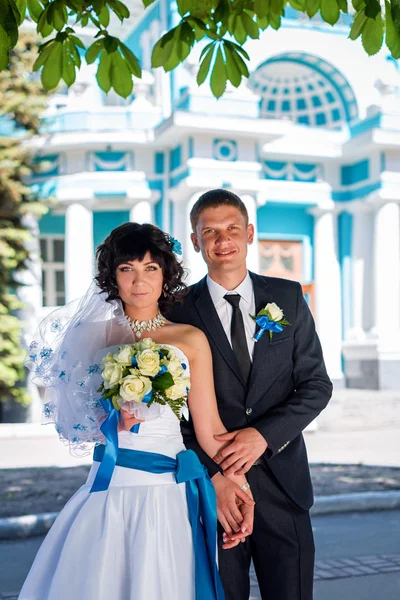 Novia y novio en la boda Día caminando al aire libre en la naturaleza de primavera — Foto de Stock