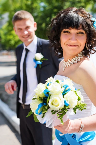 Bruid en bruidegom op bruiloft dag buiten lopen op lente aard — Stockfoto